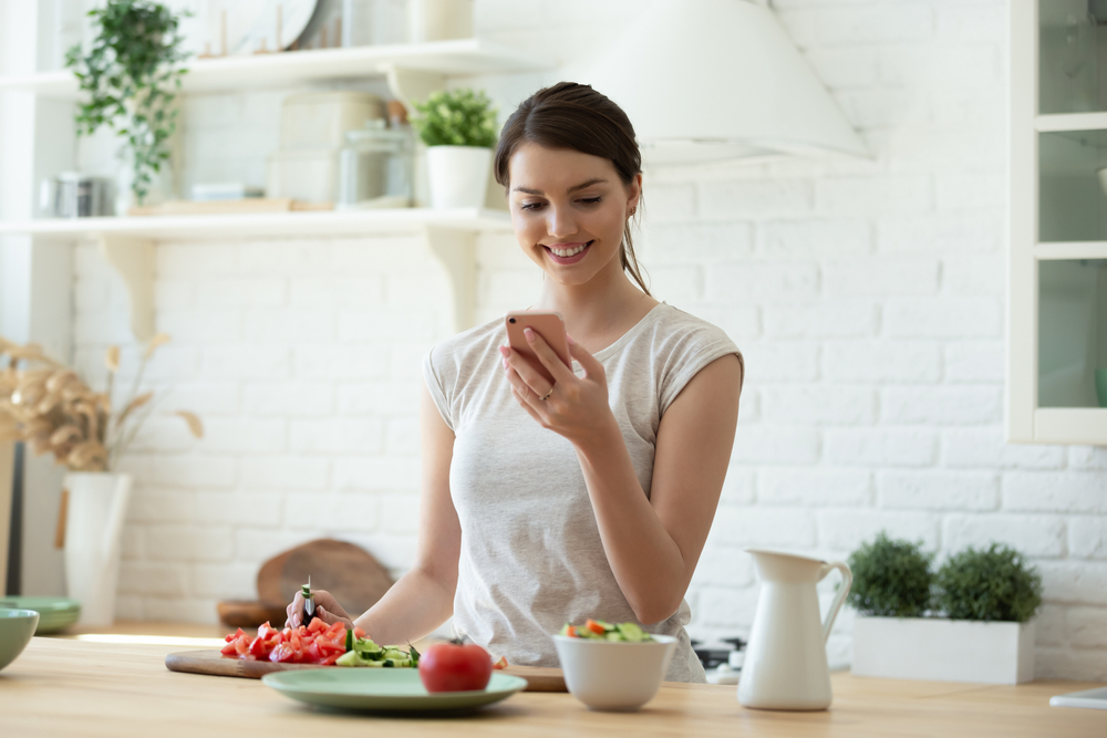 woman-using-app-to-count-calories.jpg