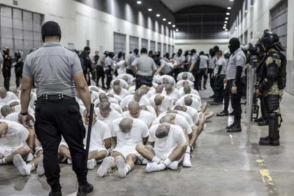 El-Salvador-Prison-2.jpg